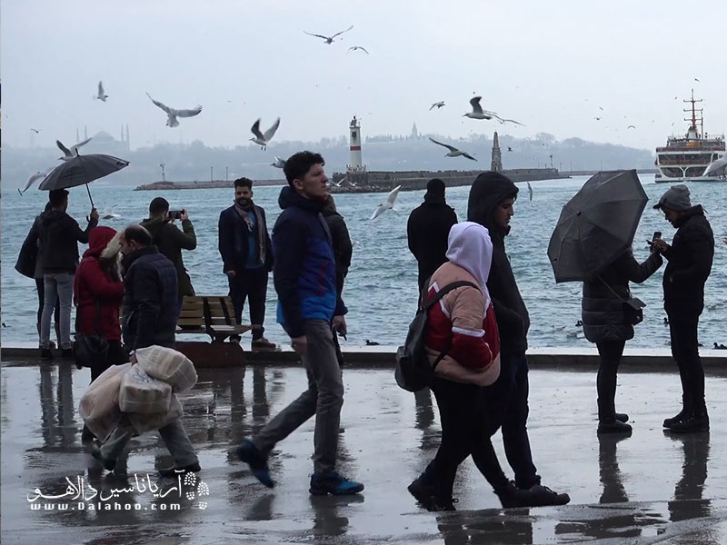 آب و هوای استانبول اکثرا بارانی است.