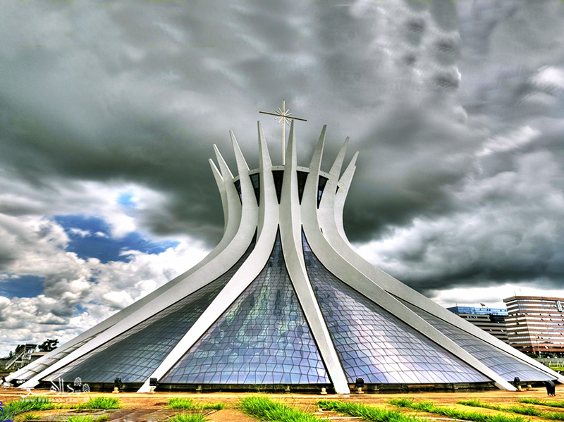کلیسای جامع شهر برزیلیا شبیه به تاج خار مسیح است. 