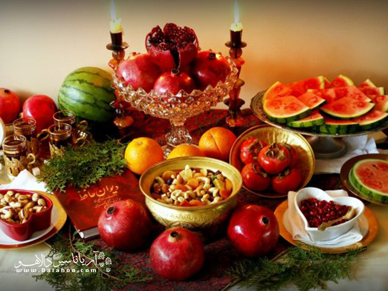 در نقاط مختلف ایران، بر اساس محیط و سبک زندگی مردم منطقه، انواع تنقلات و خوراکی‌های مختلفی مصرف می‌شود