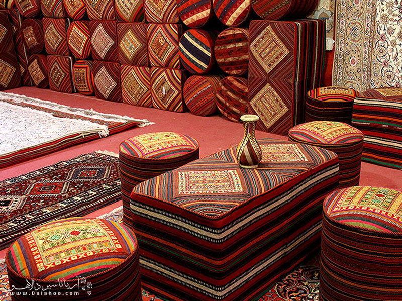 قالی‌بافی، تنها یکی از آثار هنری شهر اصفهان است.