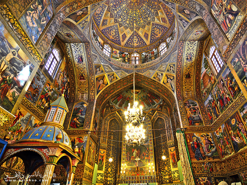 نقاشی‌های کلیسای وانک همگی رنگ روغن و آب طلا هستند و متاثر از نقاشی‌های ایتالیایی.