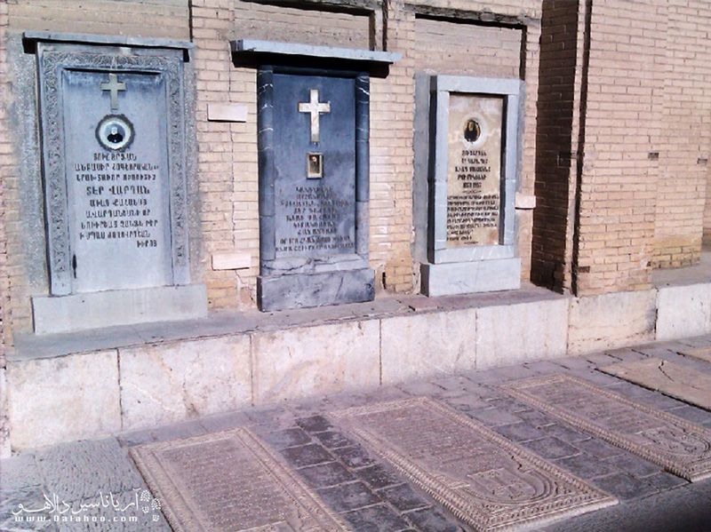 قبرهای سرباز ارمنی و پیشوای ارمنی در کلیسا وانک 