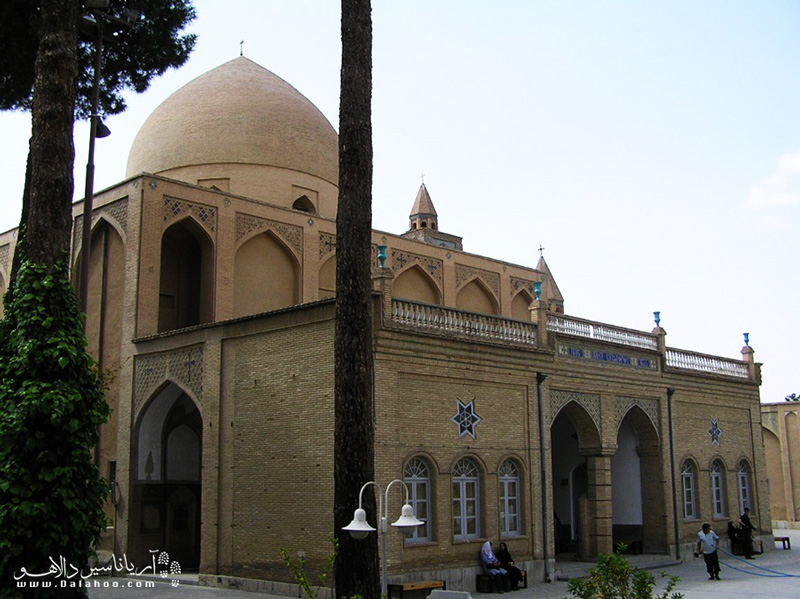 کلیسای وانک یادگار کوچ ارامنه از جلفا به اصفهان به دستور شاه عباس است. وانک بر خلاف دیگر کلیسا از خشت خام ساخته شده نه سنگ 