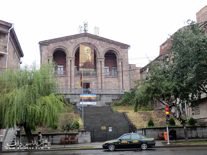 این موزه زندگی و آثار نویسنده، فعال اجتماعی و مترجمی را به نمایش می‌گذارد که اغلب از آن به عنوان بزرگ‌ترین شاعر ارمنستان یاد می‌شود.