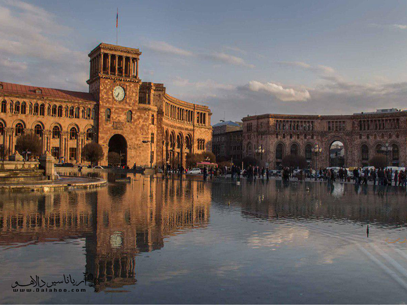 میدان جمهوری ارمنستان، قسمت جذابی از این کشور است که در سفر خود می‌توانید ساعتی را به قدم زدن و تماشای مردم بگذرانید.