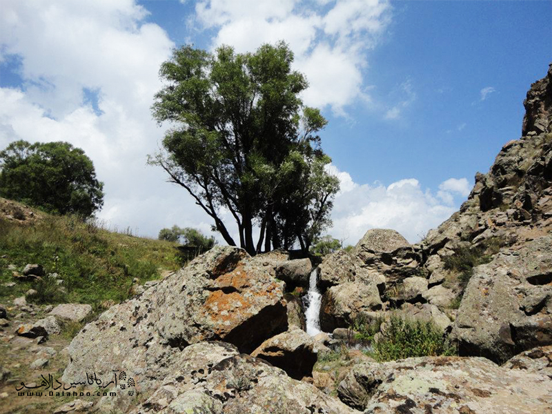 آبشار ورگه سران، در دره سرسبز و طبیعی.