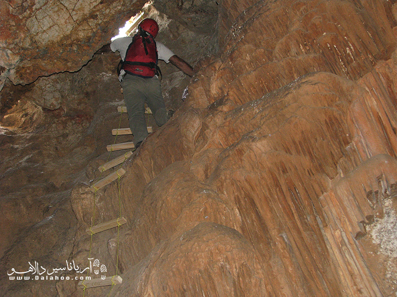 غار کهک از پُر پرتگاه‌​ترین و از معدود غارهای ایران است.
