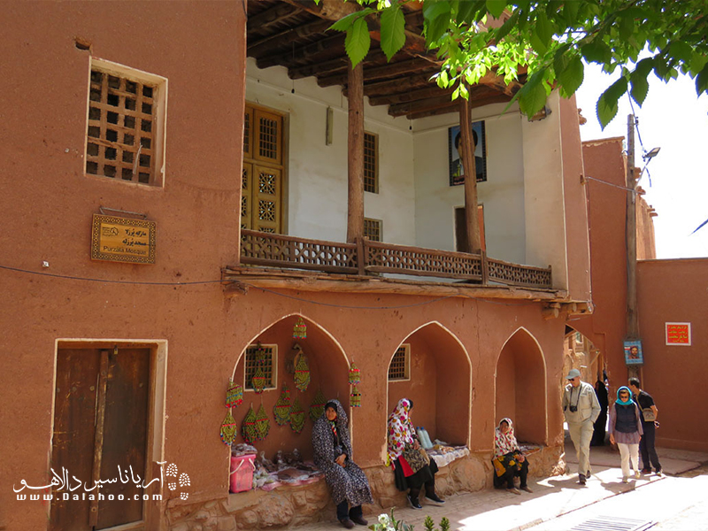 خانه‌های این روستا با پنجره‌های چوبی ارسی مزین شده و ایوان و طارمی‌های چوبی (نرده جلوی ایوان) تماشایی دارند.