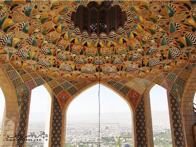 آرامگاه باباکوهی بر فراز کو‌های شمالی شیراز قرار دارد.