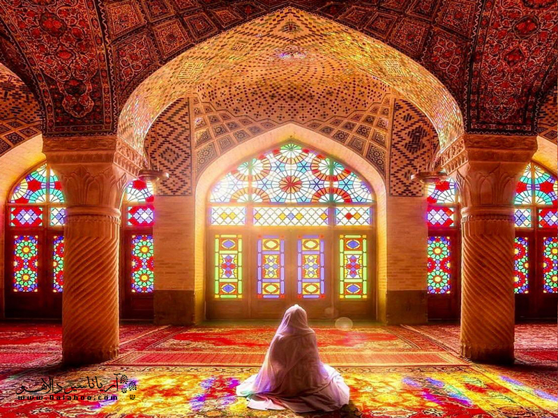 مسجدی صورتی که برای سحرخیزان هدیه‌ای از رنگین کمان دارد.