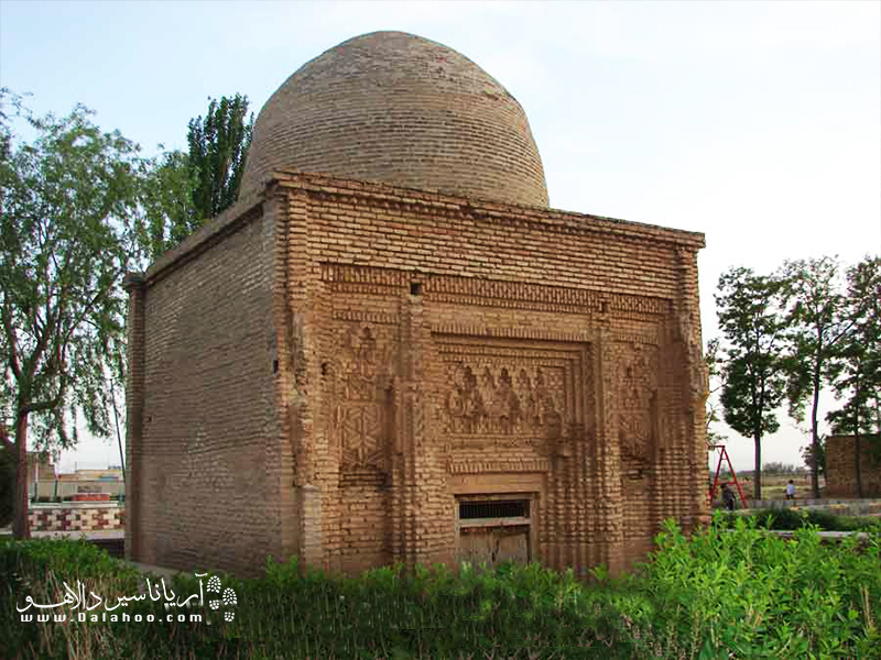 مقبره پیر تاکستان در اوج سادگی بسیار زیباست. 