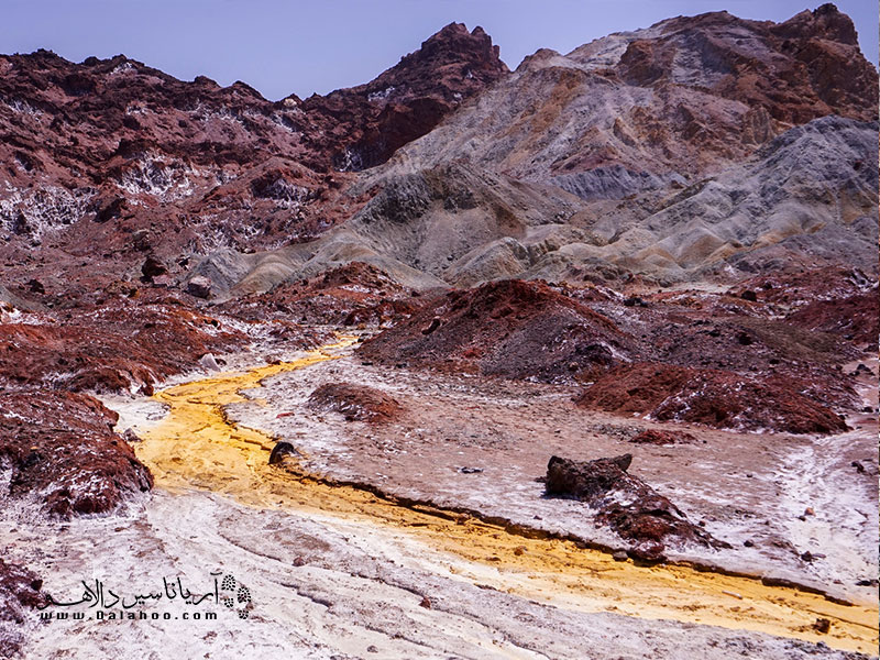 به خاطر وجود سنگ نمک‌های زرد رنگ در این بخش لقب دره زعفرانی را به دره نمک هرمزداده‌اند.