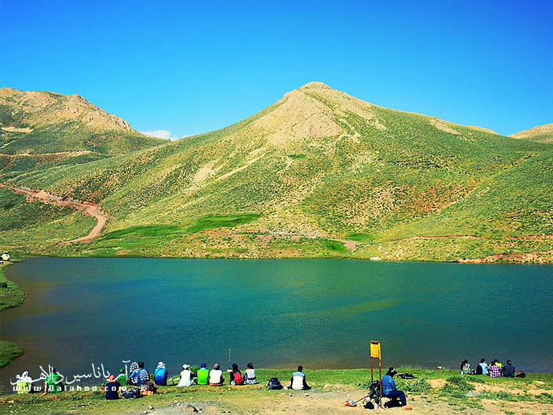 دریاچه زیبای لزور، خود به تنهایی می‌تواند دلیلی برای سفر به این منطقه باشد.