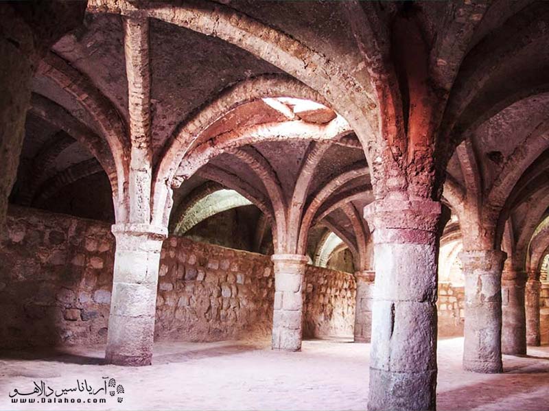 فضای داخلی قلعه پرتقالی‌ها که حدود 600 سال قدمت دارد