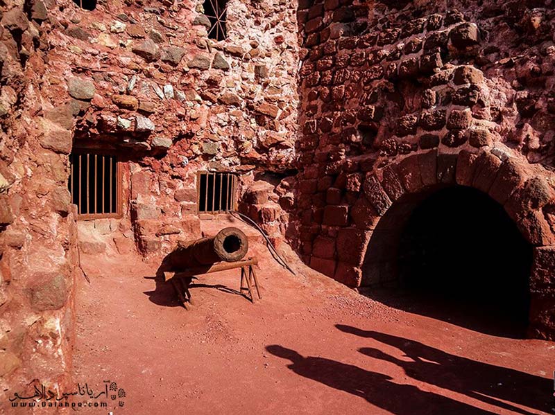 قلعه پرتقالی‌ها با توپ تاریخی و دیواره‌های سرخ 