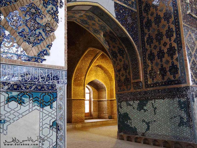 به دلیل رنگ لاجوردی کاشی‌کاری‌های معرق آن، سبب شده‌ مسجد کبود تبریز به «فیروزهٔ اسلام» شهرت یابد.