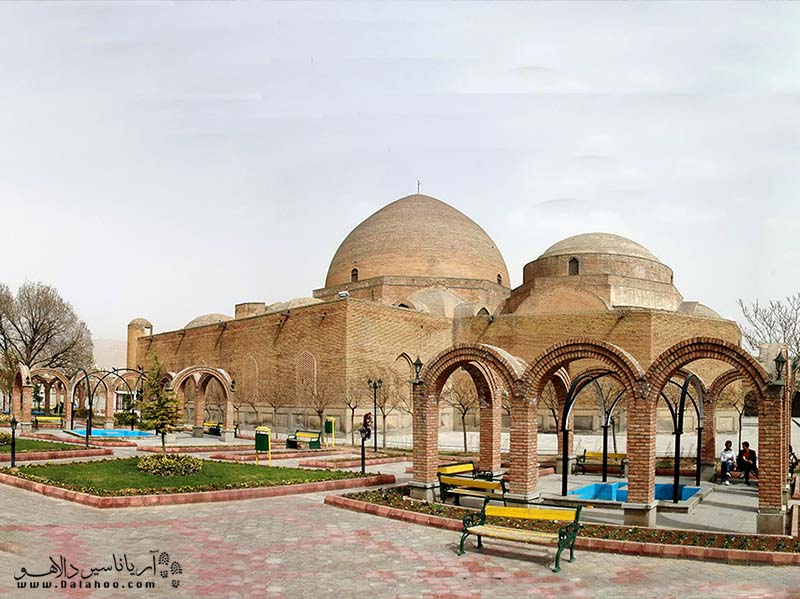مسجد کبود تبریز دو گنبد دارد که یکی با قطر 17 متر، گنبد بزرگتر مسجد کبود است