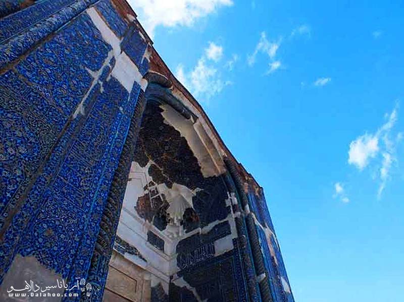 کاتب چلبی در سفرنامه خود درگاه بلند مسجد کبود تبریز را با طاق بلند کسری مقایسه می‌کند.