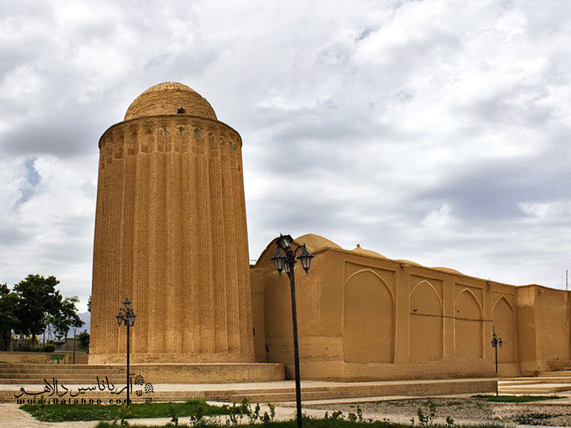 برج کاشانه، یکی از زیبایی‌های مجموعه تاریخی بسطام است.