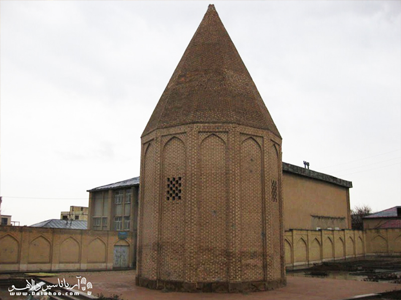 برج قربان یکی از آثار تاریخی قرن هفتم یا هشتم هجری است، که در محل زندی‌های شهر همدان قرار دارد.