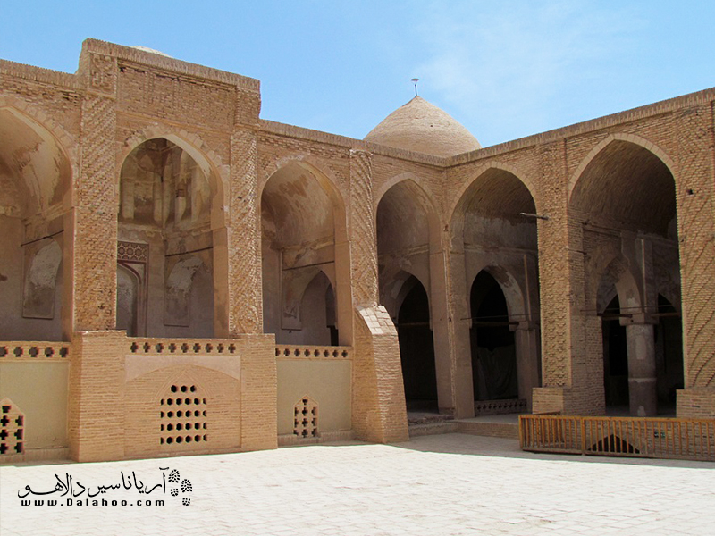 مسجد جامع نایین به سبک معماری شبستانی ساخته شده.