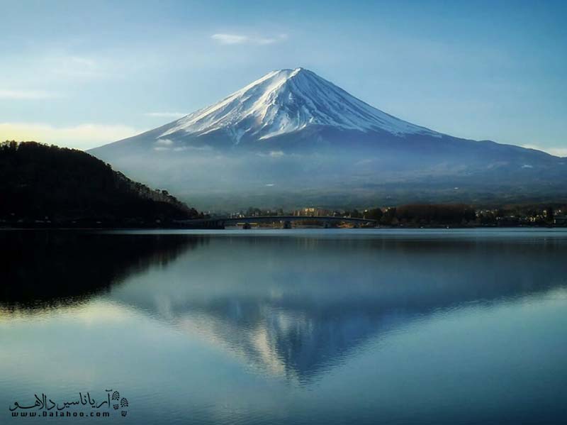 کوه فوجی ژاپن یکی از مشهورترین جاذبه‌های گردشگری ژاپن است.