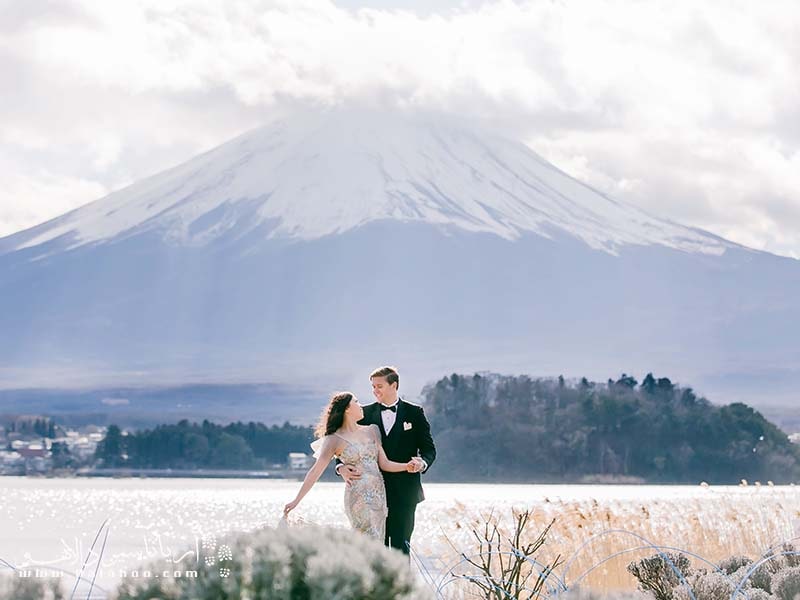عکس زوج‌ها با کوه فوجی ژاپن از زیباترین‌هاست