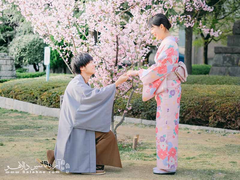 زوج‌های ژاپنی در معابد عکس‌های زیبا و خاصی را به‌یادگار می‌گیرند