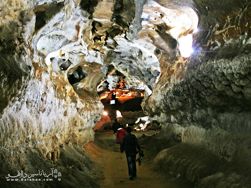 غار کَتَلِه‌خور که یکی از جذاب‌ترین غارهای ایران است.