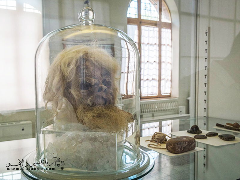 بقایای مرد نمکی شماره یک که در موزه ایران باستان نگهداری میشود.