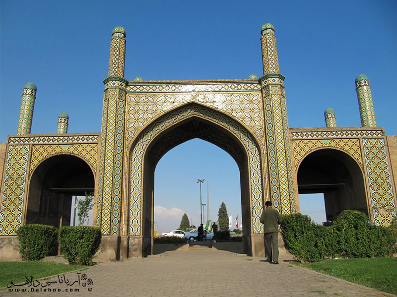دروازه تهران قدیم هشت گلدسته دارد.