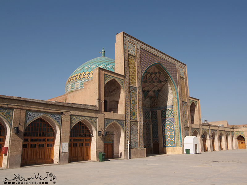 مقصوره و گنبد سلجوقی، بخش‌های زیبای مسجد هستند.