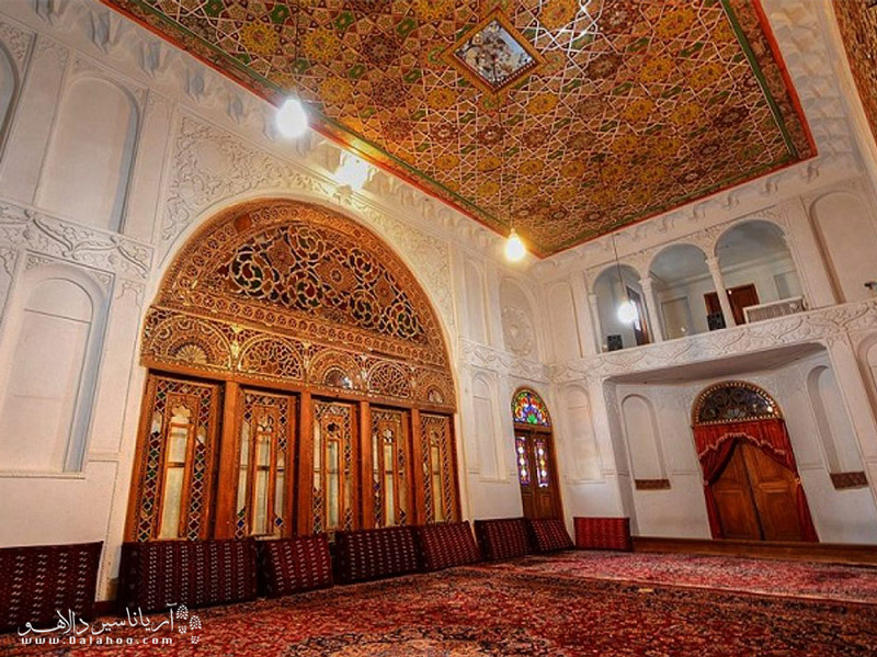 حسینیه امینی‌ها نمونه کامل‌ترین و زیباترین خانه‌های سبک قزوین است.