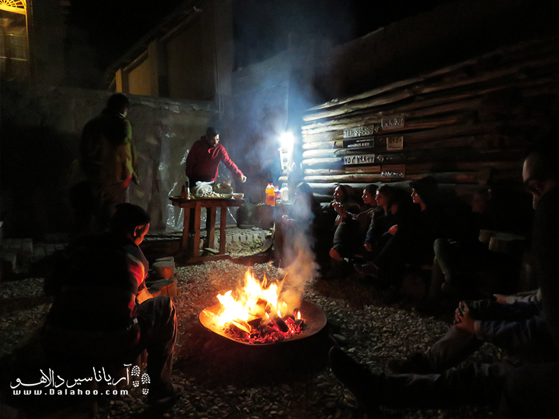 سرمای پاییز در میان گرمای آتش و گرمای دوستی‌ها ناپدید شد.