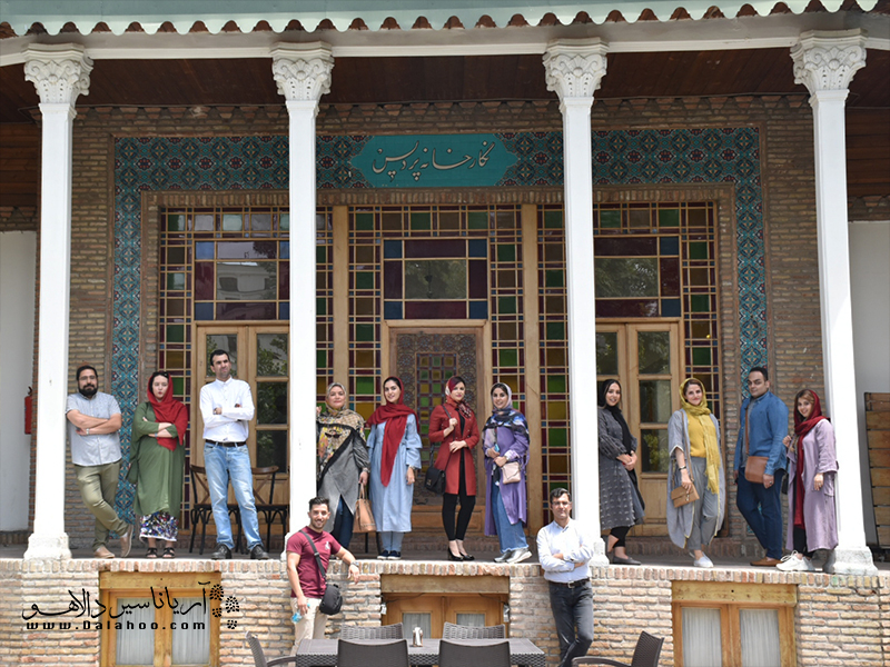 گرفتن عکس یادگاری در باغ موزه ایرانی.