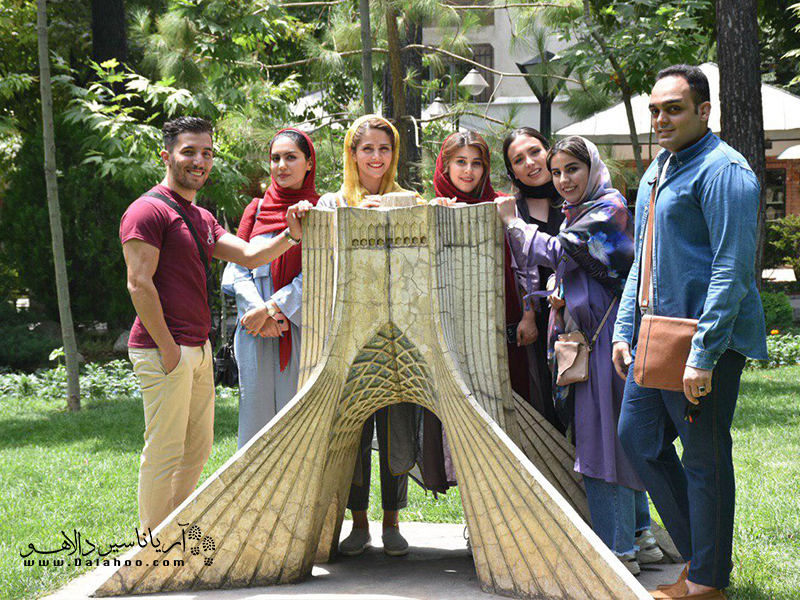 گشت و گذاردر باغ موزه هنر ایرانی.