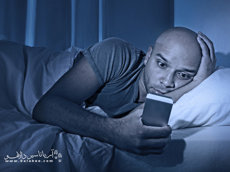 بهتر است موبایل را هنگام خواب دور از خودتان قرار دهید.