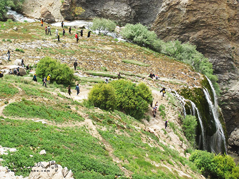 آبشار پونه‌زار یکی از معدود مناطق ایران است که در با دیدنش تصور می‌کنید در مقابل یک تابلوی نقاشی ایستاده‌اید!