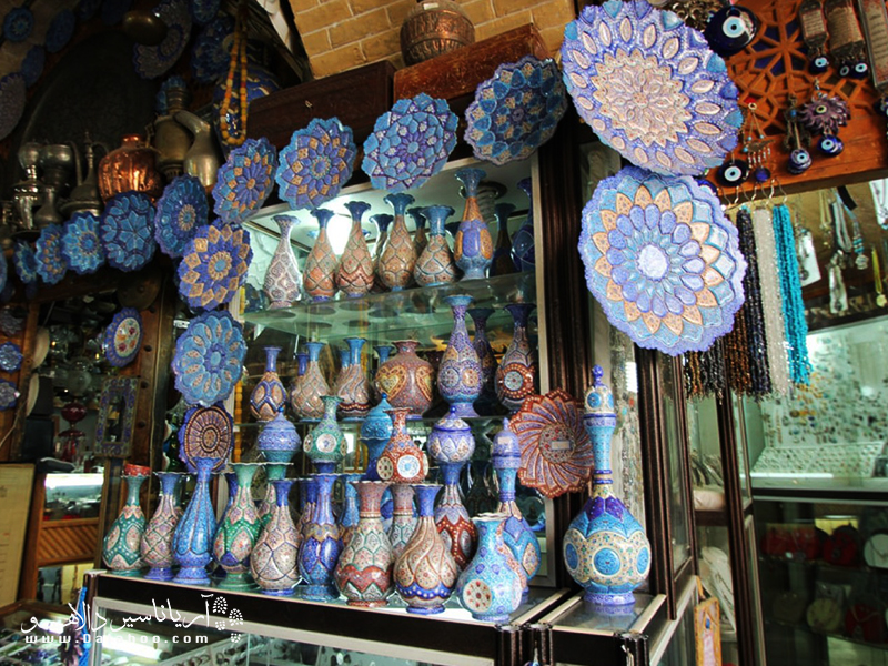 مینا کاری یکی از معروف ترین سوغاتی های ایران است که در بازار نقش جهان اصفهان انواع آن یافت می‌شود.