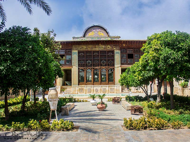 خانه زینت‌الملک یا زینت‌الملوک یکی از آثار به جای مانده از دوره قاجار  و از دیدنی‌های شهر شیراز است. 