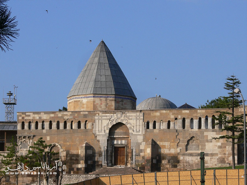 مسجد علاءالدین از قدیم‌ترین آثار تاریخی دوران سلجوقیان بوده و روی تبة علاءالدین بنا شده است.