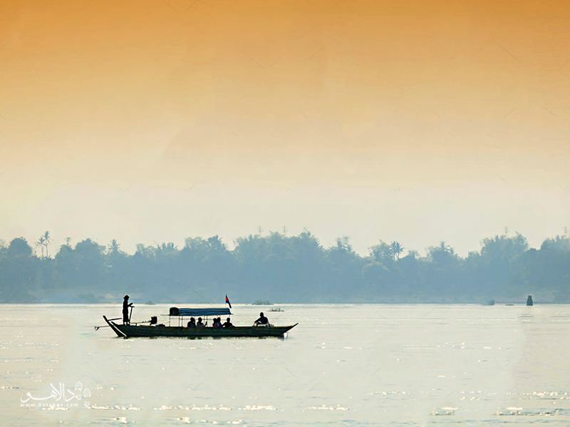کراتی دروازه ورود به آب‌های زلال رودخانه ایراوادی (Irrawaddy) و تماشای دلفین‌های مکونگ است.