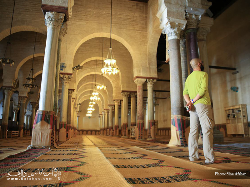 فضای داخلی مسجد القیروان می‌تواند ساعت‌ها به آرامش مهمان‌تان کند.