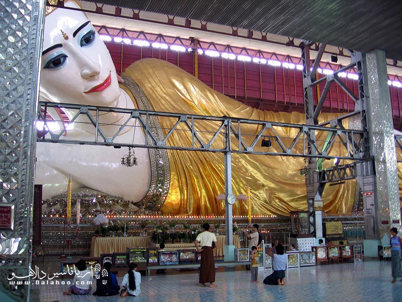 مجسمه بودای خوابیده در میانمار.