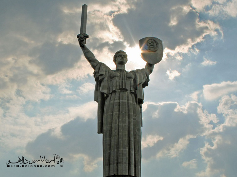 مجسمه یادبود سرزمین مادری از همه‌ نفاط کیِف اوکراین قابل مشاهده است.