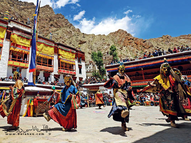 فستیوال همیس، پر از رقص‌های سنتی از سنت بودایی است.
