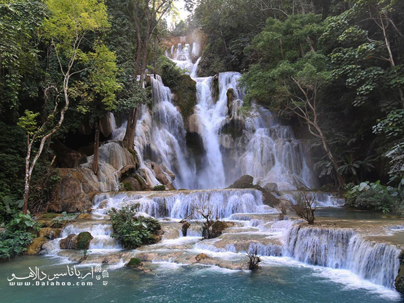  آبشار کوانگ سی از سرازیر شدن آب از بالای یک تپه شیب‌دار آغاز می‌شود.