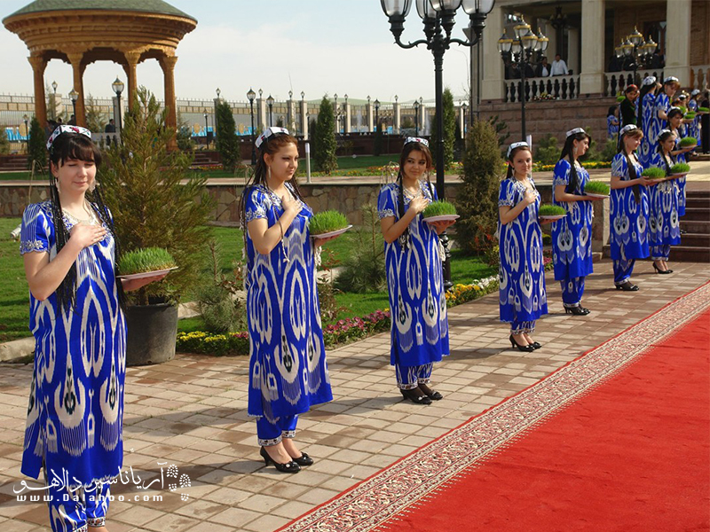 تاجیک‌ها هر سال نوروز را به زیبایی جشن می‌گیرند و تا حدودی آداب و رسوم عیدشان شبیه ما ایرانی‌هاست.