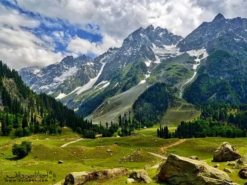 بهترین فصل دیدن کشمیر در بهار و اوایل تابستان است و اوج زیبایی این منطقه را به رخ می‌کشد