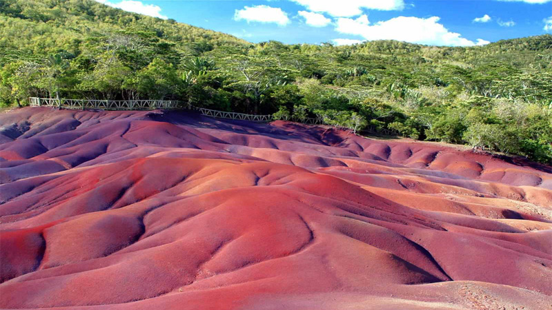 زمین‌های هفت رنگ Chamarel coloured earth 